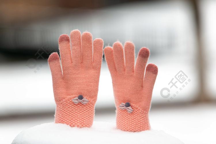 手套粉红色冬日雪地实拍产品